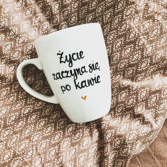Kubek Życie zaczyna się po kawie – ręcznie zdobiona porcelana Kika Handmade