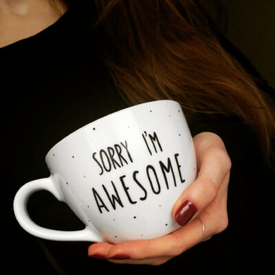 Kubek Sorry I’m awesome – ręcznie zdobiona porcelana Kika Handmade