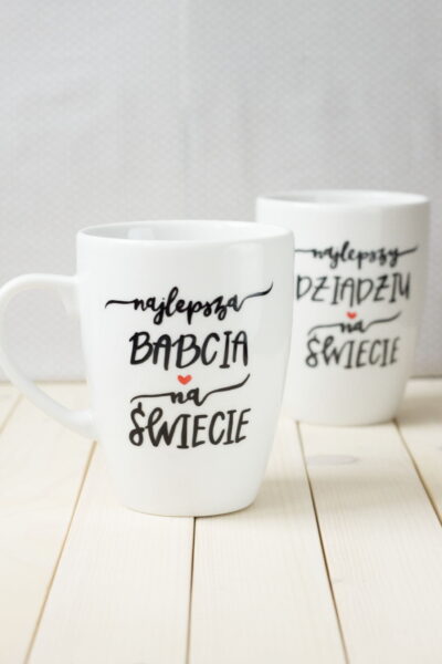Kubek Najlepsza Babcia na Świecie – ręcznie zdobiona porcelana Kika Handmade