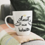 Kubek Anioł nie kobieta – ręcznie zdobiona porcelana Kika Handmade