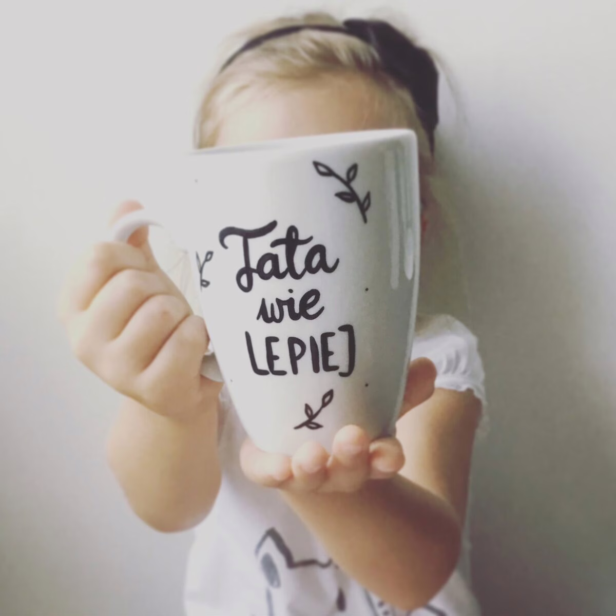 Kubek Tata wie LEPIEJ – ręcznie zdobiona porcelana Kika Handmade Kubek Tata wie LEPIEJ – ręcznie zdobiona porcelana Kika Handmade