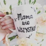 Kubek Mama wie WSZYSTKO – ręcznie zdobiona porcelana Kika Handmade