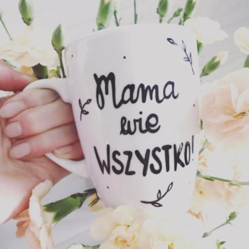 Kubek Mama wie WSZYSTKO – ręcznie zdobiona porcelana Kika Handmade
