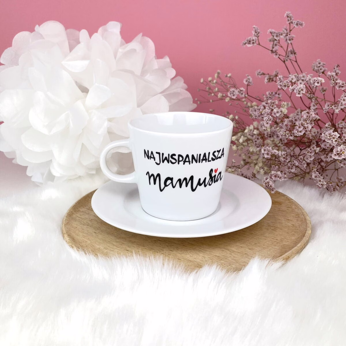 Filiżanka Najwspanialsza Mamusia – ręcznie zdobiona porcelana Kika Handmade Filiżanka Najwspanialsza Mamusia – ręcznie zdobiona porcelana Kika Handmade