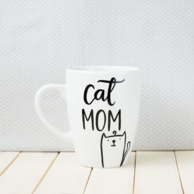 Kubek Cat Mom – ręcznie zdobiona porcelana Kika Handmade