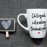 Kubek Chłopak idealnej dziewczyny – ręcznie zdobiona porcelana Kika Handmade