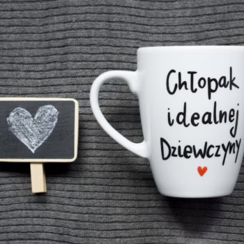 Kubek Chłopak idealnej dziewczyny – ręcznie zdobiona porcelana Kika Handmade