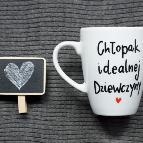 Kubek Chłopak idealnej dziewczyny – ręcznie zdobiona porcelana Kika Handmade