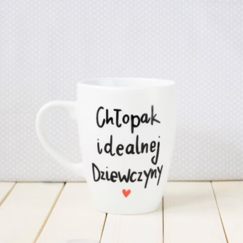 Kubek Chłopak idealnej dziewczyny – ręcznie zdobiona porcelana Kika Handmade