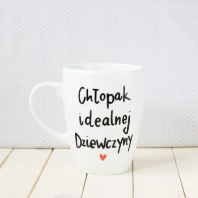 Kubek Chłopak idealnej dziewczyny – ręcznie zdobiona porcelana Kika Handmade