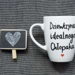 Kubek Dziewczyna idealnego chłopaka – ręcznie zdobiona porcelana Kika Handmade