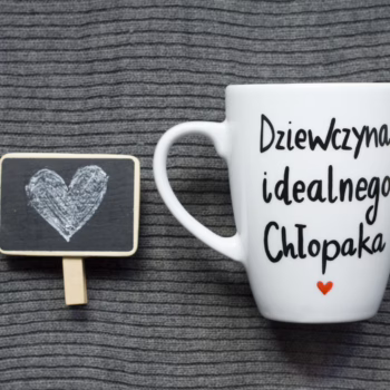 Kubek Dziewczyna idealnego chłopaka – ręcznie zdobiona porcelana Kika Handmade