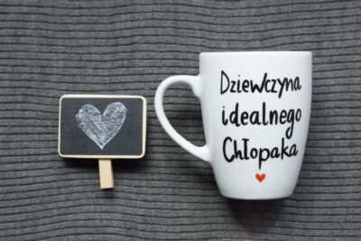 Kubek Dziewczyna idealnego chłopaka – ręcznie zdobiona porcelana Kika Handmade
