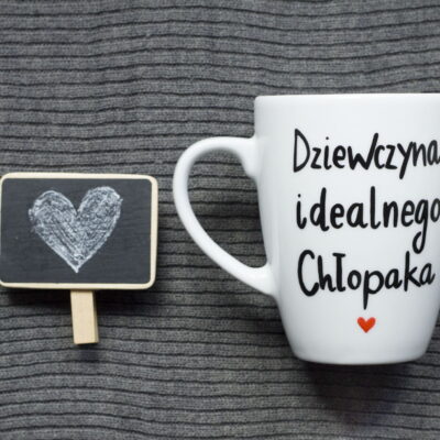 Kubek Dziewczyna idealnego chłopaka – ręcznie zdobiona porcelana Kika Handmade