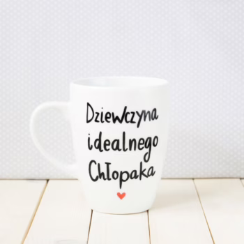 Kubek Dziewczyna idealnego chłopaka – ręcznie zdobiona porcelana Kika Handmade