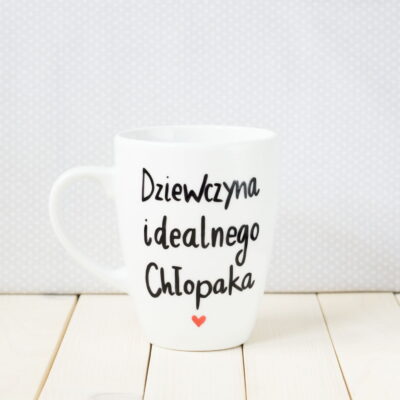 Kubek Dziewczyna idealnego chłopaka – ręcznie zdobiona porcelana Kika Handmade