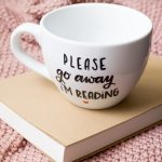 Kubek Reading – ręcznie zdobiona porcelana Kika Handmade