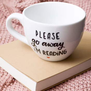 Kubek Reading – ręcznie zdobiona porcelana Kika Handmade