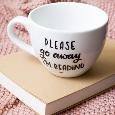 Kubek Reading – ręcznie zdobiona porcelana Kika Handmade