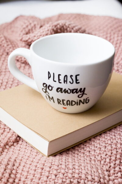Kubek Reading – ręcznie zdobiona porcelana Kika Handmade