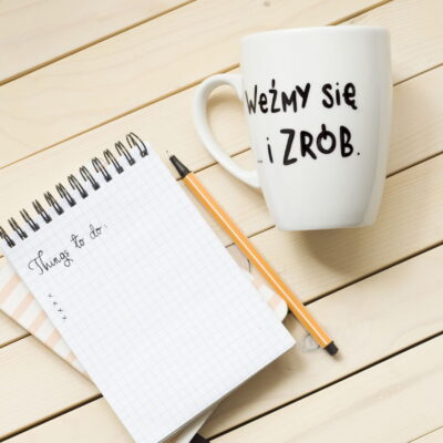 Kubek Weźmy się i zrób – ręcznie zdobiona porcelana Kika Handmade