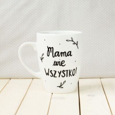 Kubek Mama wie WSZYSTKO – ręcznie zdobiona porcelana Kika Handmade Kubek Mama wie WSZYSTKO – ręcznie zdobiona porcelana Kika Handmade