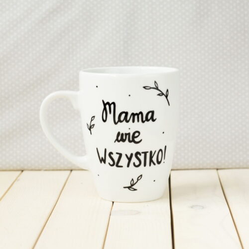 Kubek Mama wie WSZYSTKO – ręcznie zdobiona porcelana Kika Handmade