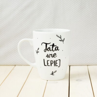 Kubek Tata wie LEPIEJ – ręcznie zdobiona porcelana Kika Handmade Kubek Tata wie LEPIEJ – ręcznie zdobiona porcelana Kika Handmade