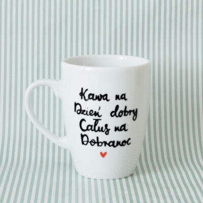 Kubek Kawa na dzień dobry – ręcznie zdobiona porcelana Kika Handmade