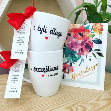 Zestaw kubków I żyli długo i szczęśliwie – ręcznie zdobiona porcelana Kika Handmade