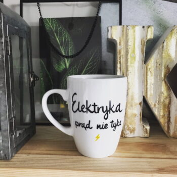 Kubek dla elektryka – ręcznie zdobiona porcelana Kika Handmade
