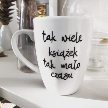Kubek Tak wiele książek – ręcznie zdobiona porcelana Kika Handmade