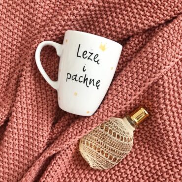 Kubek Leżę i pachnę – ręcznie zdobiona porcelana Kika Handmade