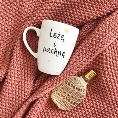 Kubek Leżę i pachnę – ręcznie zdobiona porcelana Kika Handmade