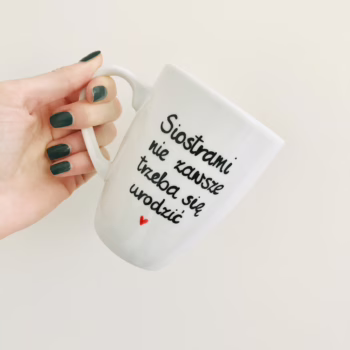Kubek Siostrami nie zawsze trzeba się urodzić – ręcznie zdobiona porcelana Kika Handmade