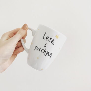 Kubek Leżę i pachnę – ręcznie zdobiona porcelana Kika Handmade