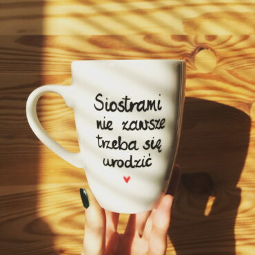 Kubek Siostrami nie zawsze trzeba się urodzić – ręcznie zdobiona porcelana Kika Handmade