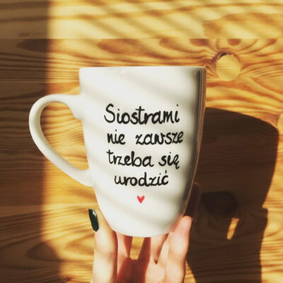 Kubek Siostrami nie zawsze trzeba się urodzić – ręcznie zdobiona porcelana Kika Handmade