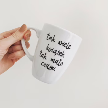 Kubek Tak wiele książek – ręcznie zdobiona porcelana Kika Handmade