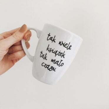 Kubek Tak wiele książek – ręcznie zdobiona porcelana Kika Handmade