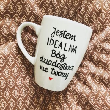 Kubek IDEALNEJ kobiety – ręcznie zdobiona porcelana Kika Handmade