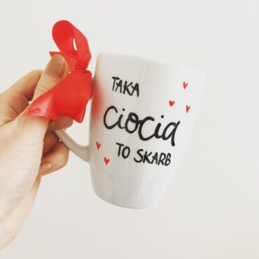 Kubek Ciocia to skarb – ręcznie zdobiona porcelana Kika Handmade