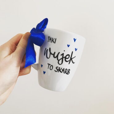 Kubek Wujek to skarb – ręcznie zdobiona porcelana Kika Handmade