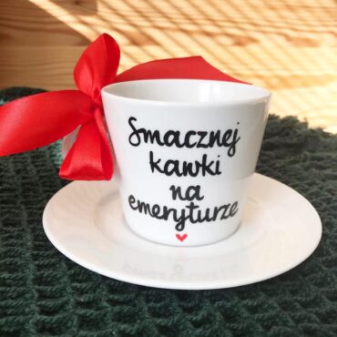 Filiżanka Smacznej kawki na emeryturze – ręcznie zdobiona porcelana Kika Handmade