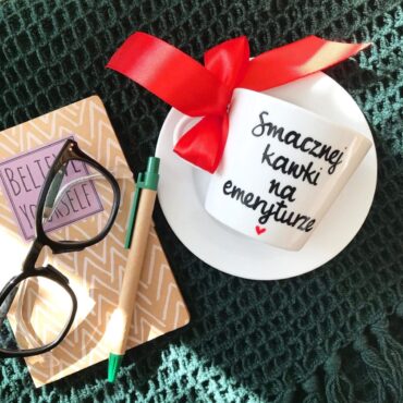 Filiżanka Smacznej kawki na emeryturze – ręcznie zdobiona porcelana Kika Handmade