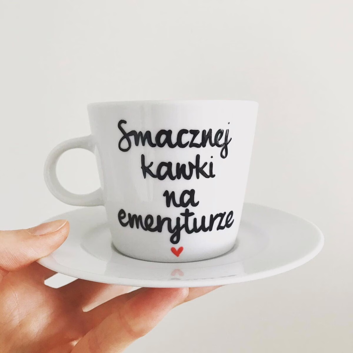 Filiżanka Smacznej kawki na emeryturze – ręcznie zdobiona porcelana Kika Handmade Filiżanka Smacznej kawki na emeryturze – ręcznie zdobiona porcelana Kika Handmade