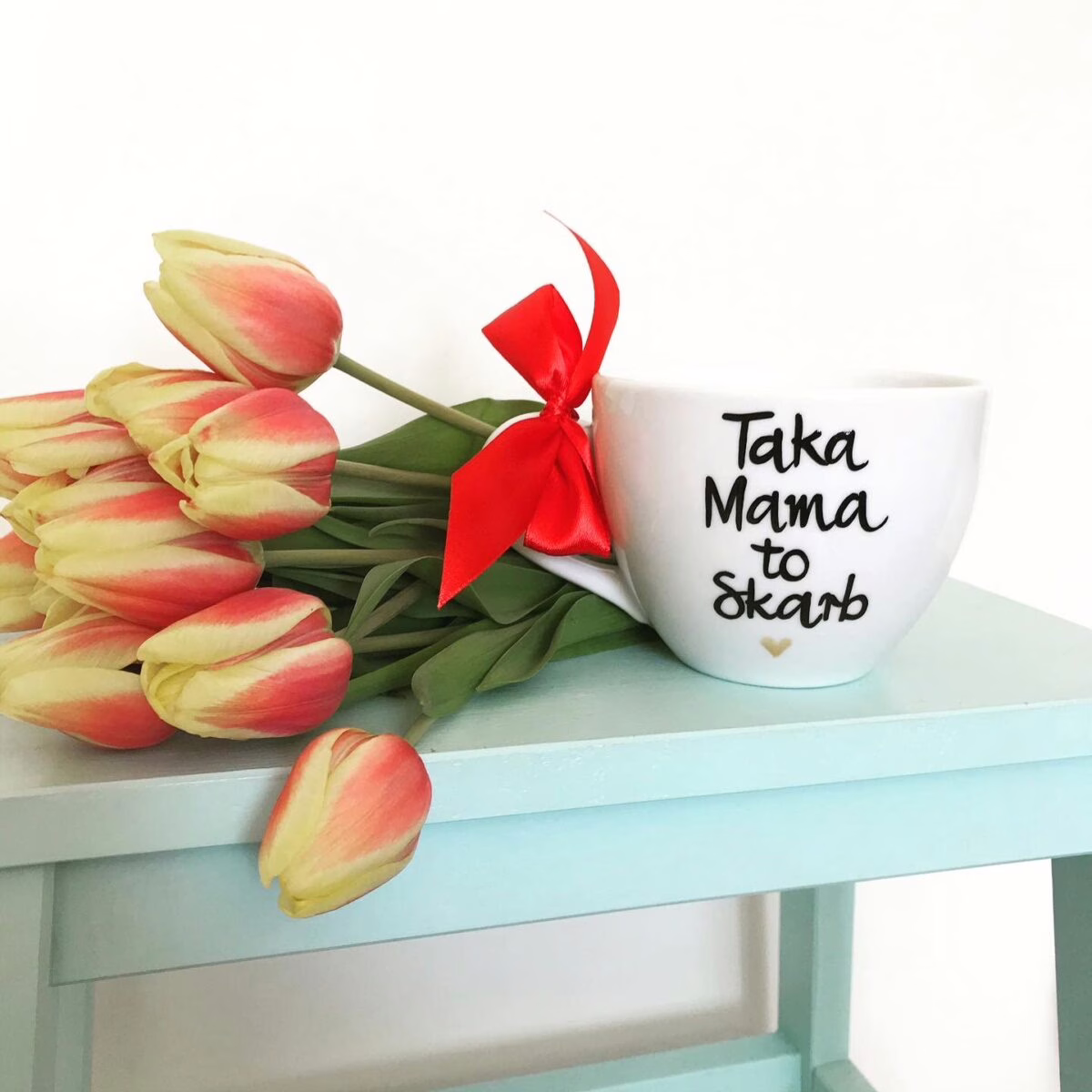 Kubek Taka Mama to skarb – ręcznie zdobiona porcelana Kika Handmade