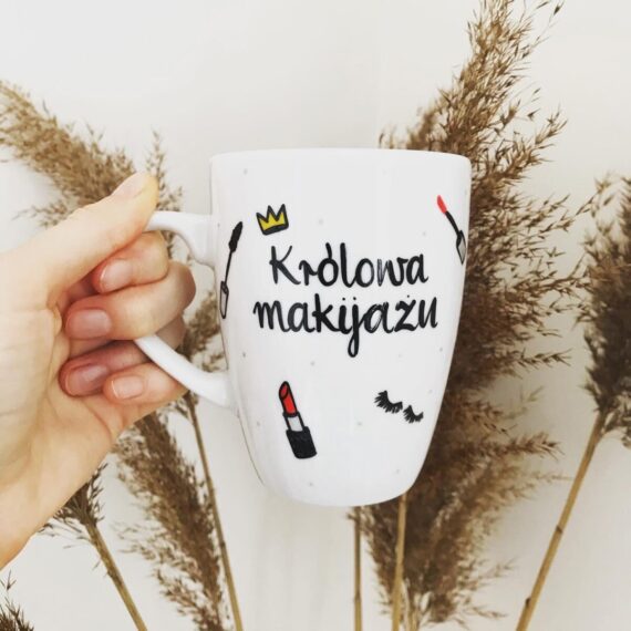 Kubek Królowa makijażu – ręcznie zdobiona porcelana Kika Handmade