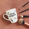 Kubek Królowa makijażu – ręcznie zdobiona porcelana Kika Handmade