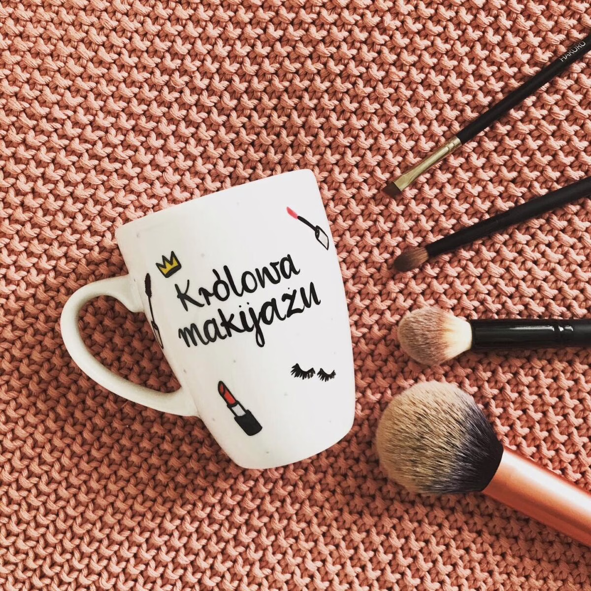 Kubek Królowa makijażu – ręcznie zdobiona porcelana Kika Handmade Kubek Królowa makijażu – ręcznie zdobiona porcelana Kika Handmade